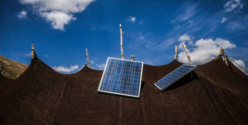 توزیع ۲۰ دستگاه پنل خورشیدی بین عشایر عنبرآباد